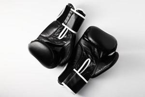 paire de gants de boxe noirs sur fond blanc, gros plan photo