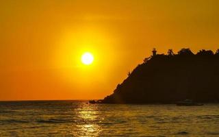 coucher de soleil doré coloré grande vague et plage puerto escondido mexique. photo