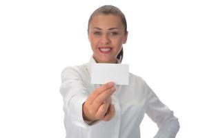 heureuse jeune femme d'affaires faisant une présentation d'affaires au tableau blanc, souriante, isolée sur fond blanc. photo