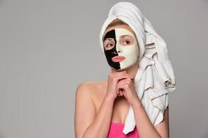 beau modèle féminin avec masque cosmétique facial noir et blanc photo