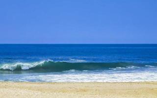 De grosses vagues de surfeurs extrêmement énormes à la plage de puerto escondido au mexique. photo