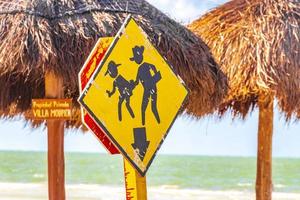 panneaux de signalisation et panneaux routiers directionnels sur l'île de holbox au mexique. photo