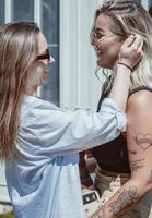 göteborg, suède 07 03 2021 femme gay souriante et s'amusant dans le parc. même sexe jeune couple de femmes mariées dans leur routine quotidienne montrant une certaine affection lgbt photo