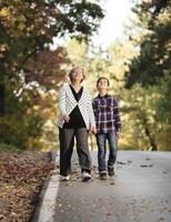 grand-mère et petit-fils profitant de vacances ensoleillées ensemble à l'extérieur photo