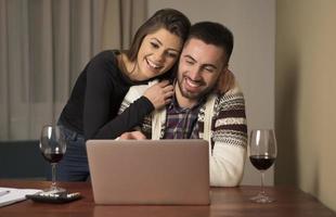 femme et homme faisant de la paperasse ensemble, payant des impôts en ligne sur un ordinateur portable photo