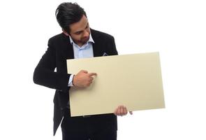 homme d'affaires arabe tenant un tableau blanc. notion de publicité. isolée photo