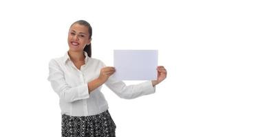 heureuse jeune femme d'affaires faisant une présentation d'affaires au tableau blanc, souriante, isolée sur fond blanc. photo