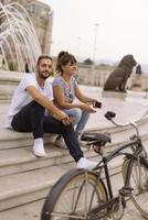 couple de touristes s'amusant à marcher dans la rue de la ville en vacances - amis heureux riant ensemble en vacances - concept de personnes et de vacances photo