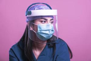 personnel médical portant un écran facial et un masque médical pour protéger le virus coronavirus covid-19 photo