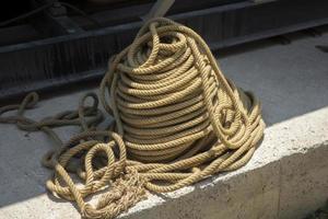 corde de marin jaune au sol photo