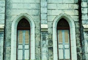 L'entrée des églises chrétiennes en bois et en marbre de style gothique est un art médiéval solide et fort et est visible dans de nombreuses églises européennes et chrétiennes à travers le monde. photo