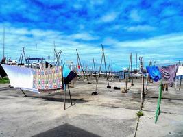 Vêtements séchant à l'extérieur dans un port de pêcheur à Porto photo