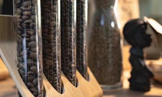 grains de café crus dans un verre photo