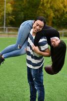 beau couple heureux profitant de la journée ensemble dans le parc. photo