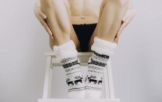 soirée d'hiver douillette, chaussettes de laine chaudes. femme relaxante à la maison. style de vie confortable. photo