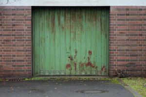 vieille porte de garage verte rouillée photo