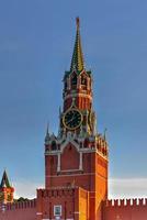 tour spasskaya du kremlin de moscou avec carillons en russie. photo