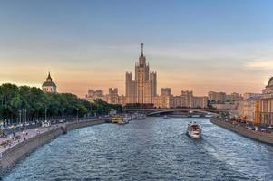 kotelnicheskaya embankment building, un immeuble d'appartements à moscou, en russie. photo