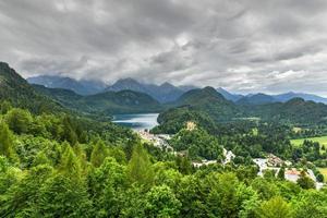 le château de hohenschwangau à hohenschwangau, bavière, allemagne. c'était la résidence d'enfance du roi ludwig ii de bavière et a été construit par son père, le roi maximilien ii de bavière. photo