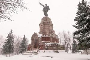 monument de lénine à kostroma, russie en hiver le long du cercle d'or. photo