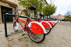 barcelone, espagne - 29 novembre 2016 - vélos emblématiques du service bicing à barcelone, espagne. avec le service de partage bicing, les gens peuvent louer des vélos pour de courts trajets. photo