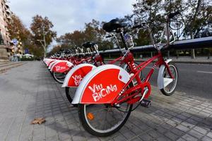 barcelone, espagne - 29 novembre 2016 - vélos emblématiques du service bicing à barcelone, espagne. avec le service de partage bicing, les gens peuvent louer des vélos pour de courts trajets. photo