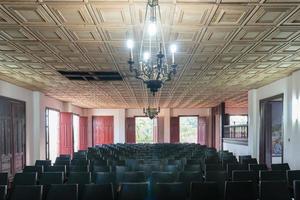 vinales, cuba - 9 janvier 2017 - intérieur de la salle de rassemblement de la mairie de vinales, cuba. photo