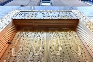 La ville de New York - 14 juin 2017 - Manufacturers Hanover Trust Company Bank Ancienne porte d'entrée en bronze dans le centre de Manhattan à l'hôtel New Yorker. photo