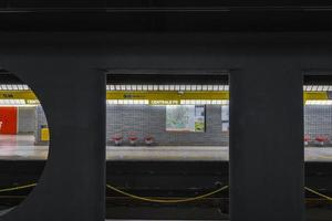 milan, italie - 17 mars 2018 - intérieur de la station de métro centrale de milan en italie. photo