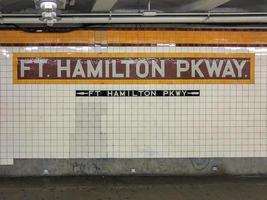 brooklyn, new york - 22 mai 2018 - station de métro fort hamilton parkway à brooklyn, ny le long de la ligne f. photo