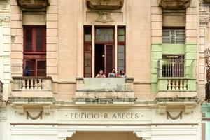 la havane, cuba - 7 janvier 2016 - les habitants agitant d'un balcon le long du paseo del prado à la havane, cuba. photo