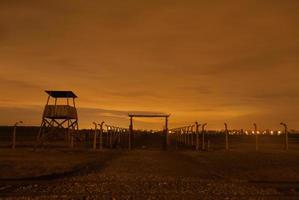 camp de concentration de birkinau la nuit avec tour de garde, 2022 photo