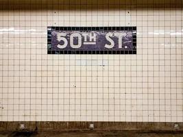 new york city - 11 nov 2019 - 50th street new york city station de métro signe sur la 8e avenue. photo