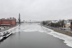 vue sur la rivière de moscou alors qu'elle gèle pendant l'hiver en russie photo