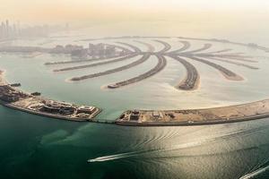 l'île artificielle de palmiers de jumeirah sur la mer, dubai, émirats arabes unis photo