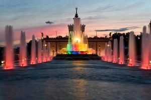 la fontaine de fleurs en pierre de vdnh, le centre d'exposition panrusse de moscou, en russie. photo