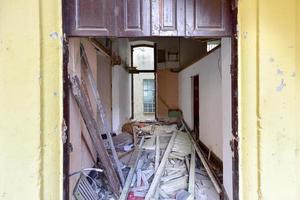 ancien bâtiment en train de s'effondrer dans le vieux quartier de la havane à la havane, cuba. photo