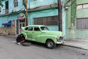 voiture classique en réparation dans les rues de la vieille havane, cuba, 2022 photo