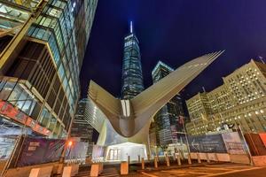 one world trade center et l'entrée du centre de transport oculus la nuit dans le bas de manhattan, 2022 photo