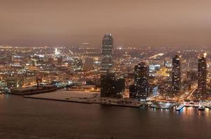 vue panoramique sur le centre de manhattan la nuit pendant l'hiver. photo