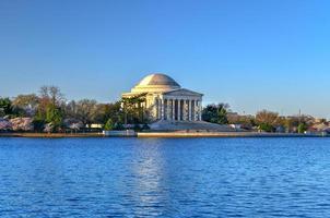 mémorial de jefferson et fleurs de cerisier au bassin de marée au printemps à washington, dc. photo