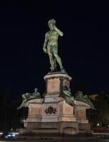 statue en bronze de david au parc michelangelo à florence, italie la nuit photo