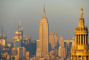 skyline de new york city de midtown manhattan depuis le quartier financier. photo