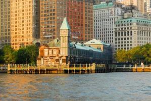 Pier une maison portuaire entourée de tours de bureaux au centre-ville de Manhattan, New York City photo