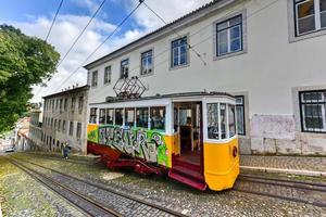 lisbonne, portugal - 25 novembre 2016 - funiculaire gloria dans le centre-ville de lisbonne, portugal. photo