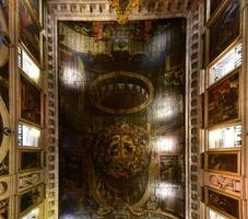 lisbonne, portugal - 25 novembre 2016 - plafond orné de l'église saint roch ou igreja de sao roque à lisbonne, portugal. photo