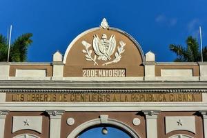 l'arc de triomphe dans le parc jose marti, cienfuegos, cuba. l'arc est un monument à l'indépendance cubaine. photo