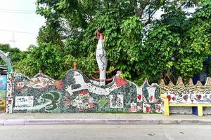 la havane, cuba - 14 janvier 2017 - quartier jaimanitas de la havane, cuba, plus communément connu sous le nom de fusterlandia pour les mosaïques colorées. photo