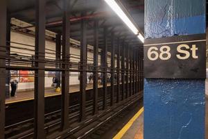 new york city - 18 novembre 2016 - station de métro soixante-huitième rue du côté est de manhattan, new york city. photo