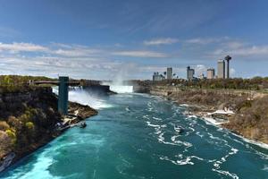 les chutes américaines aux chutes du niagara, new york vues du pont arc-en-ciel. photo